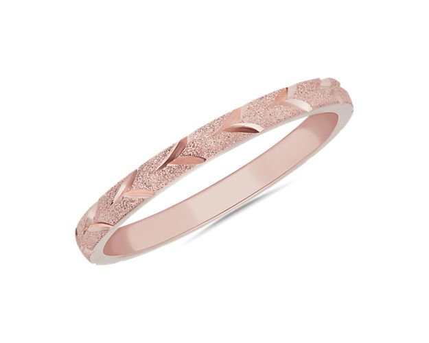 Indulge in elegance when you wear this sleek stackable band crafed from lustrous 14k whie gold. It features beautiful Swiss cut detailing that lets it catch the light.