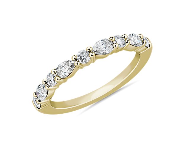 Express eternal romance with this simple and sophisticated wedding ring beautifully crafted in luxurious 18k yellow gold. An array of round-cut and pear-cut diamonds sit elegantly, promising eye-catching brilliance.