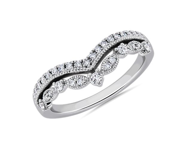 Shimmering diamonds bring bold sparkle to the split sides of this gorgeous 14k white gold band. The curved design lets it nestle beautifully against your engagement ring.