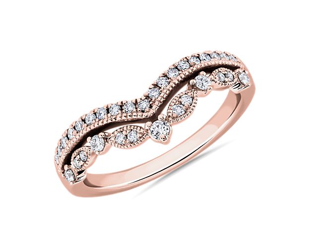 Shimmering diamonds bring bold sparkle to the split sides of this gorgeous 14k rose gold band. The curved design lets it nestle beautifully against your engagement ring.