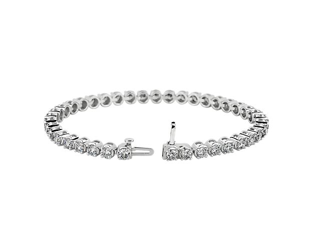 Lab grown diamond tennis bracelet in white gold.