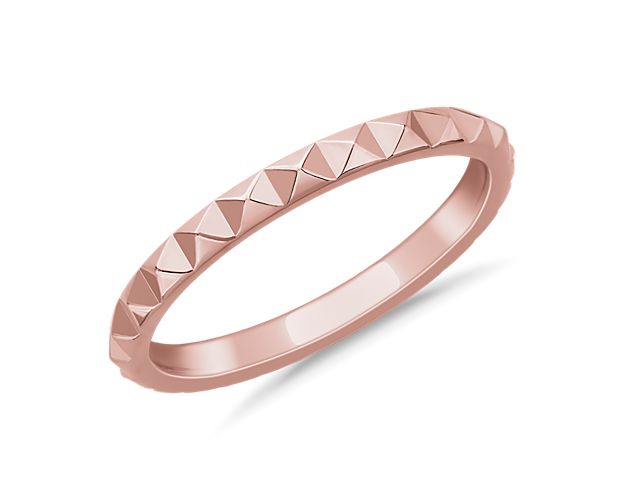This sleek and stackable ring features pyramid-shaped detailing with a luxe satin finish that highlights the luxurious beauty of the 18k rose gold design.