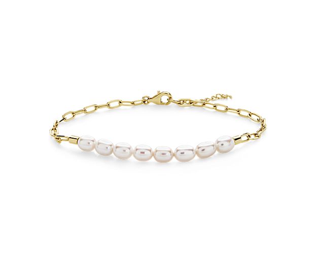 This stylish bracelet features freshwater pearls set along a yellow gold paperclip chain.
