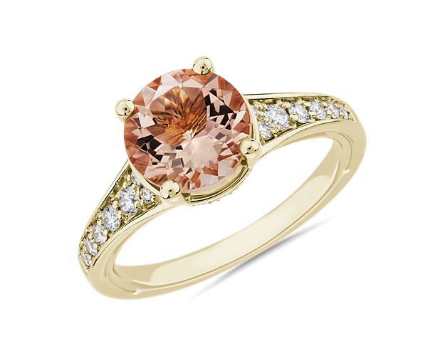 Channel dreamy romance as you wear this ring set with a round-cut morganite stone that features a soft pink hue that matches beautifully with the warm lustre of the 14k yellow gold. Accent diamonds shimmer to either side of the centre stone.