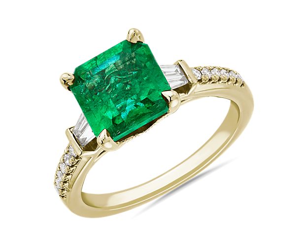 This ring is elegantly crafted from luxurious 14k yellow gold that beautifully complements the vivid green hue of the princess-cut centre stone. Accent diamonds and pavé-set diamonds along the shank elevate its style with breathtaking sparkle.