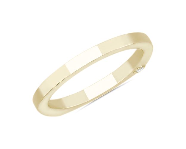 Express your everlasting love in elegant style with this gleaming Euro shank wedding band crafted from 18k yellow gold that promises an enduring gleam and luxurious look. A brilliant diamond accent completes the look with bright sparkle.