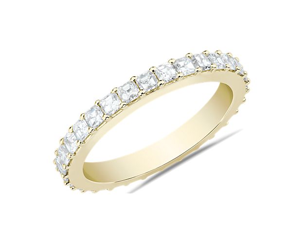 Commemorate your enduring romance with this stunning Bella Vaughan wedding band crafted from gleaming 18k yellow gold. Glittering diamonds sparkle along the band in an eternal loop of shimmering beauty.
