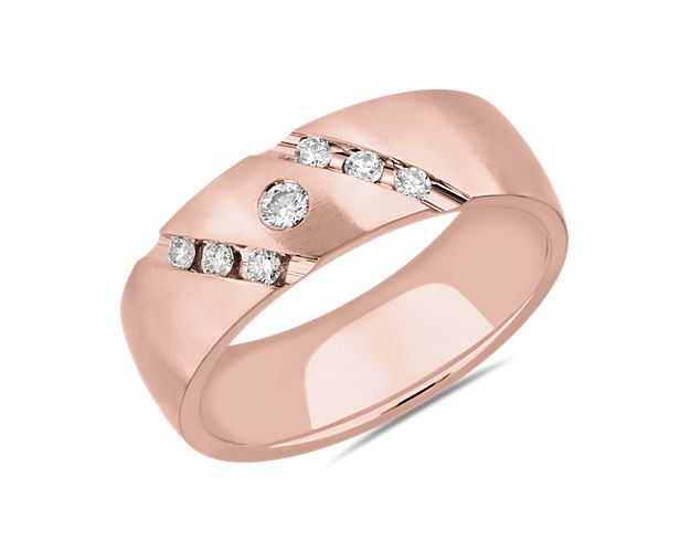 Diagonal lines of diamonds framing a centre diamond detail add beautiful brilliance to this sleek wedding band. It features gleaming 18k rose gold design for a look of timeless allure.