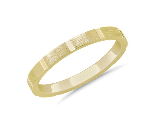 Yellow gold ring with rectangle detailing