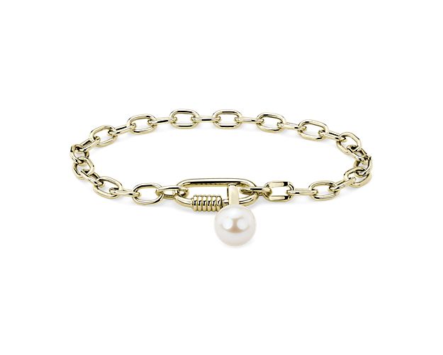 This bracelet is fashioned with a classic cable chain with beautifully defined links crafted in 14k Italian yellow gold. A freshwater cultured pearl charm dangles from the statement carabiner lock, adding a luminous note to the style.