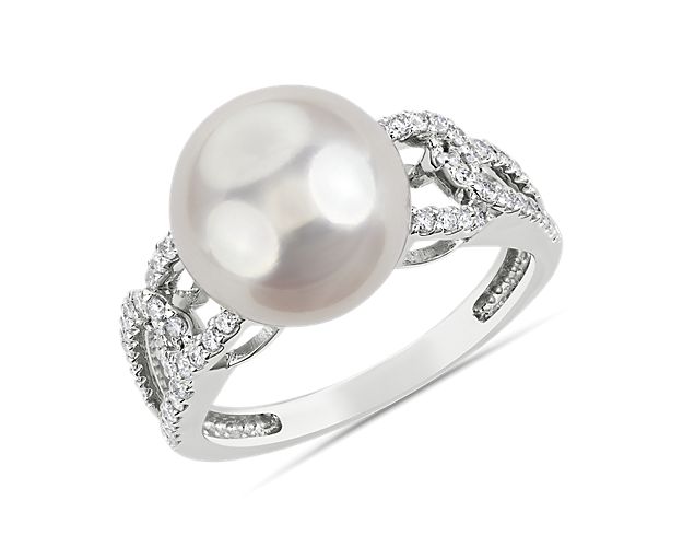 Elegantly subversive, this linked 14k white gold ring combines subtle sparkle with a singular freshwater cultured pearl that looks lustrous day and night.