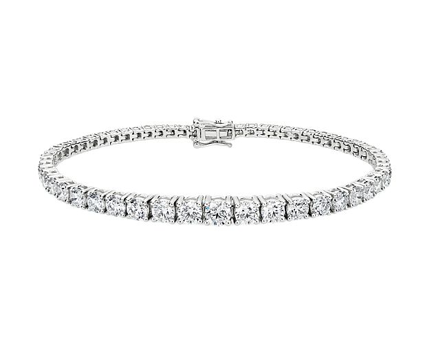 The epitome of elegance, this stunning 14k white gold tennis bracelet features round-cut diamonds set in graduating style for a brilliant effect that's sure to catch the eye.