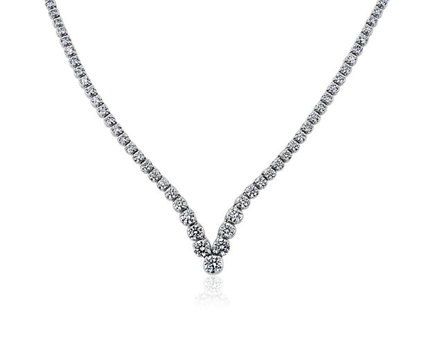 Regal curves meeting at a point define the elegant lines of this necklace illuminated with the eternal sparkle of round diamonds tracing its silhouette.
