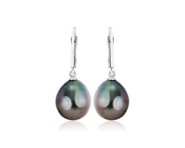Gorgeously dark and lustrous Tahitian pearls dangle from these drop earrings in dramatic style. The 14k white gold setting is beautifully simple and sophisticated.