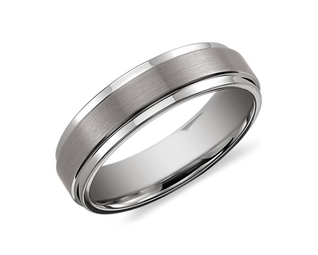 Contemporary in appeal, this men's wedding ring is crafted in durable tungsten carbide. The gray tone design features a brushed finish and polished edges for contrast.