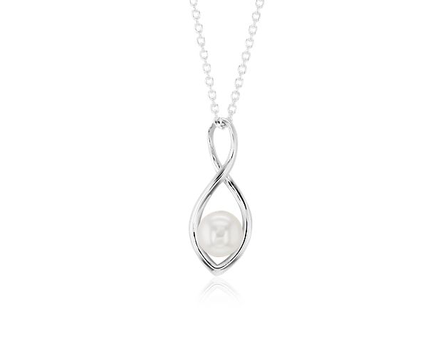A lustrous Freshwater pearl balances perfectly within a sterling silver infinity symbol. The perfect piece to wear everywhere.
