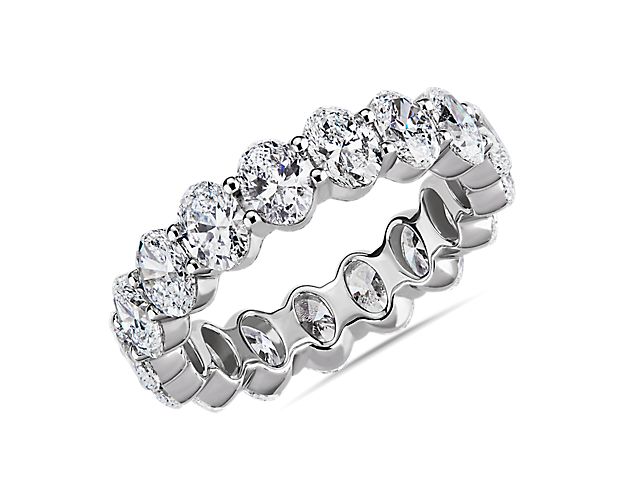 An endless wreath of oval-cut opulence, this 3 ct. tw. eternity ring celebrates the power of love with breathtaking brilliance set within the enduring luster of platinum.
