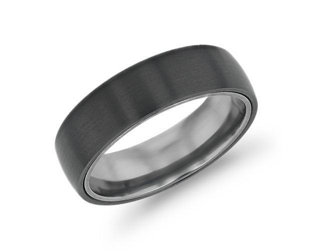 This two-tone band features an outer layer of strong, lightweight black titanium and an inner layer of tantalum, ensuring lasting durability and comfortable everyday wear.