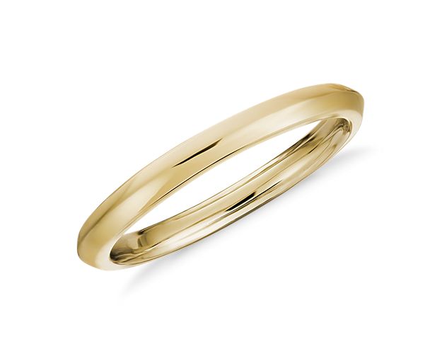Classic and simple, this yellow gold wedding ring features a knife-edge motif surrounding the ring with a 18k yellow gold signature plate embedded on the inside of the ring.