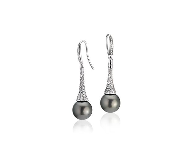A spectacular combination of diamonds and Tahitian pearls, these drop earrings feature grey-black pearls suspended from diamond-covered 14k white gold hooks for a look that's pure luxury.