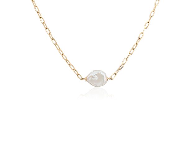 This necklace features a beautiful baroque pearl stationed along a luxurious yellow gold paperclip necklace.