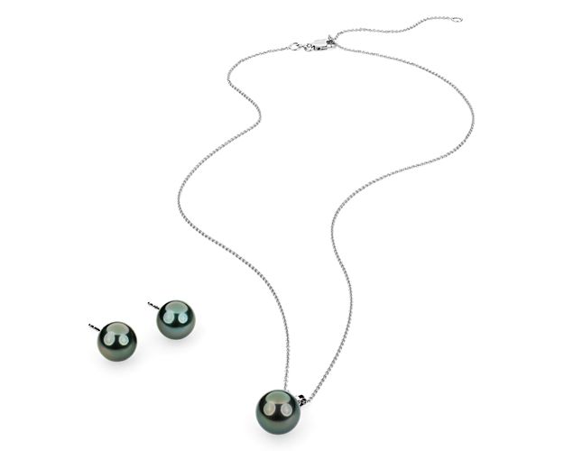 Indulge in timelessly sophisticated style when you wear this richly dark-hued Tathitian pearl pendant. The matching Tahitian pearl stud earrings give you a gorgeously coordinated look.