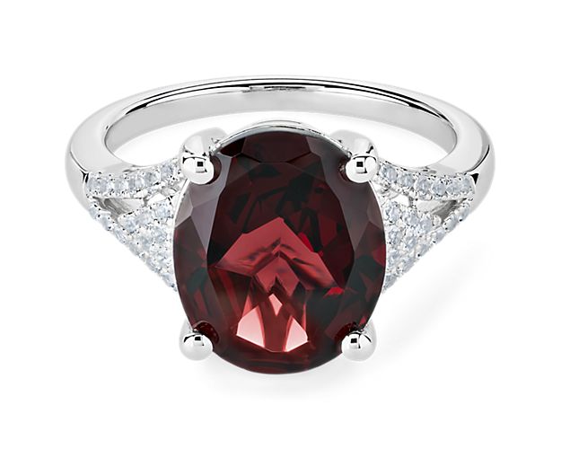 Elegant cocktail ring defined by a gorgeously deep red oval-cut garnet nestled at its centre. The cooly gleaming 14k white gold design completes the luxurious effect and promises enduring quality.