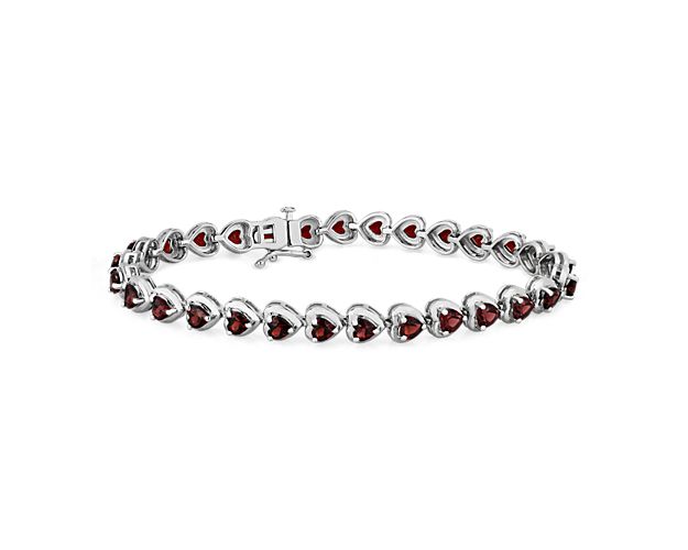 Vividly red heart-shaped garnets sparkle gorgeously along the length of this elegant bracelet, giving it a romantic effect.