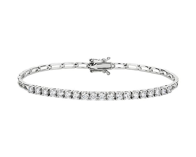 Light and luminous, this flexible bracelet is crafted with 14k white gold and a row of diamonds in a four-prong setting.