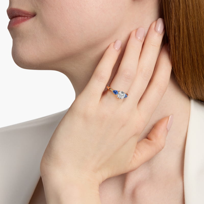 Classic Pear Shaped Sapphire Engagement Ring in 18k Yellow Gold