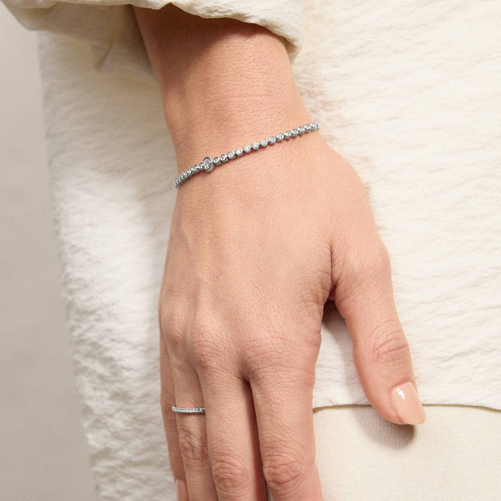 Round Diamond Tennis Bracelet with Bezel Heart Center in 14K White Gold