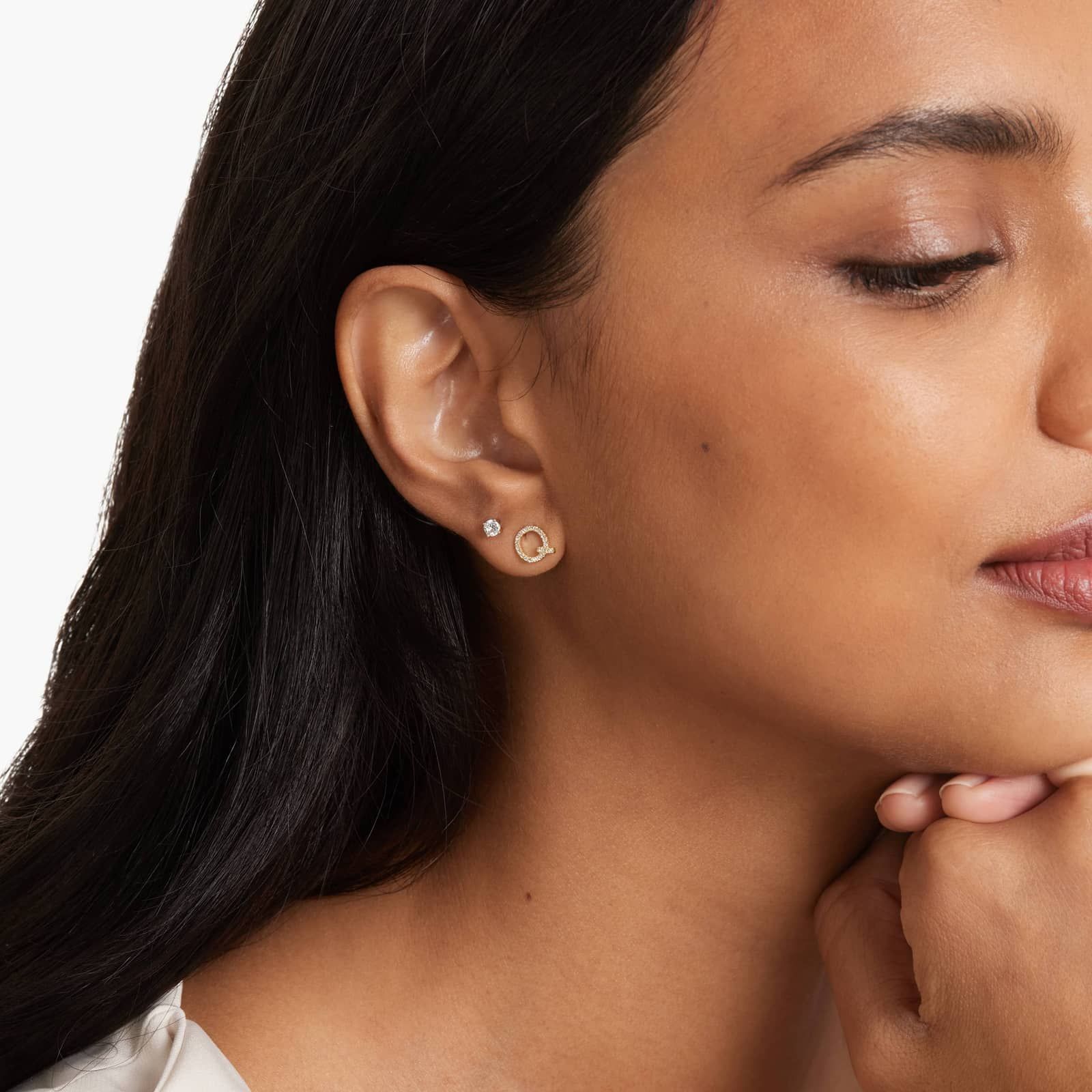 Q Initial Pavé Diamond Stud Earring In 14K Yellow Gold