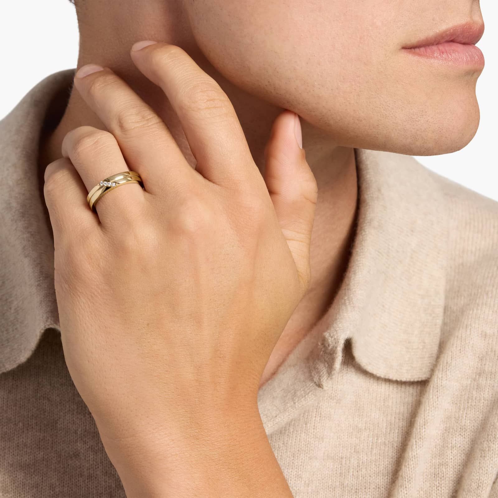 Men's Baguette with Round Accent Wedding Ring in 14k Yellow Gold (1/10 ct. tw.)