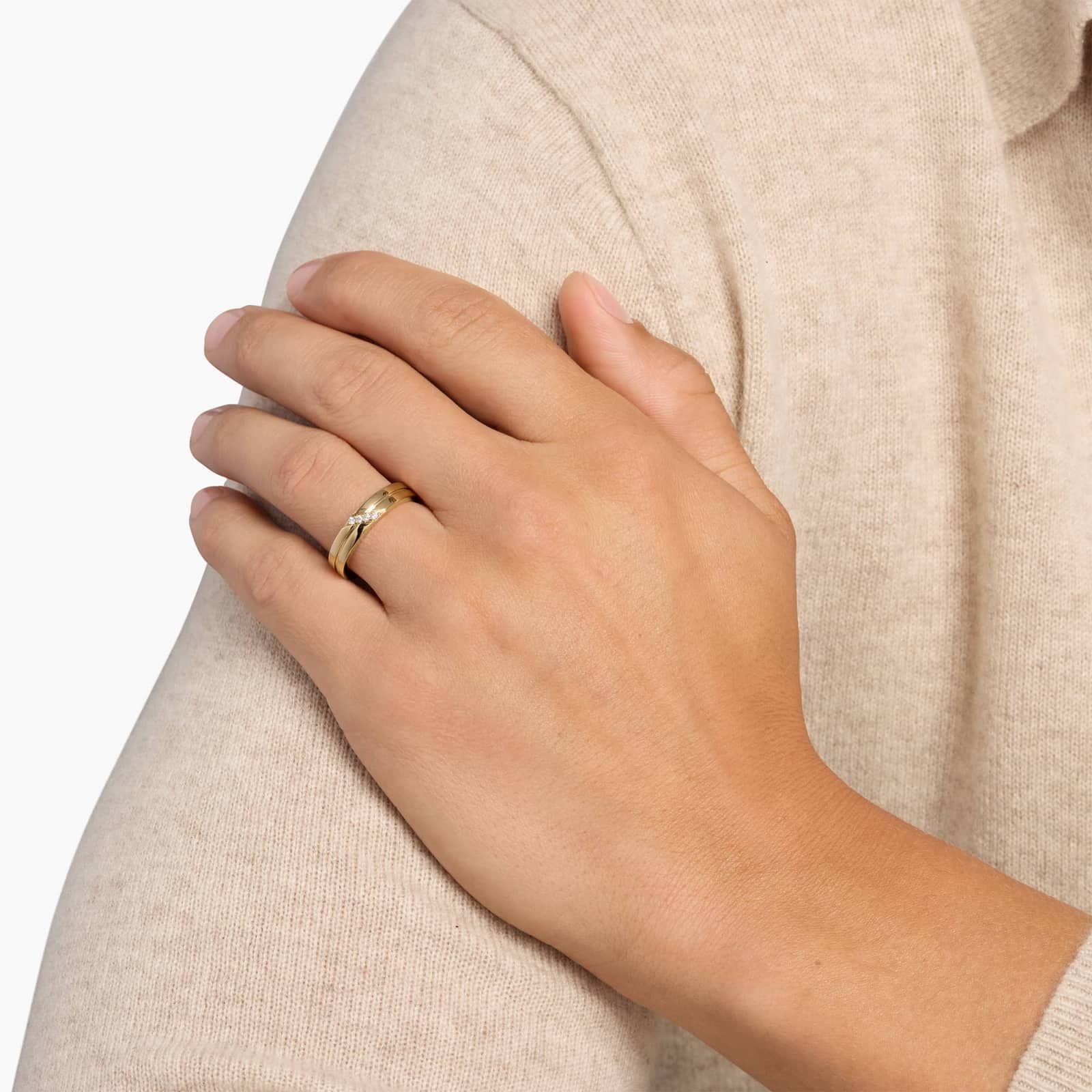 Men's Baguette with Round Accent Wedding Ring in 14k Yellow Gold (1/10 ct. tw.)