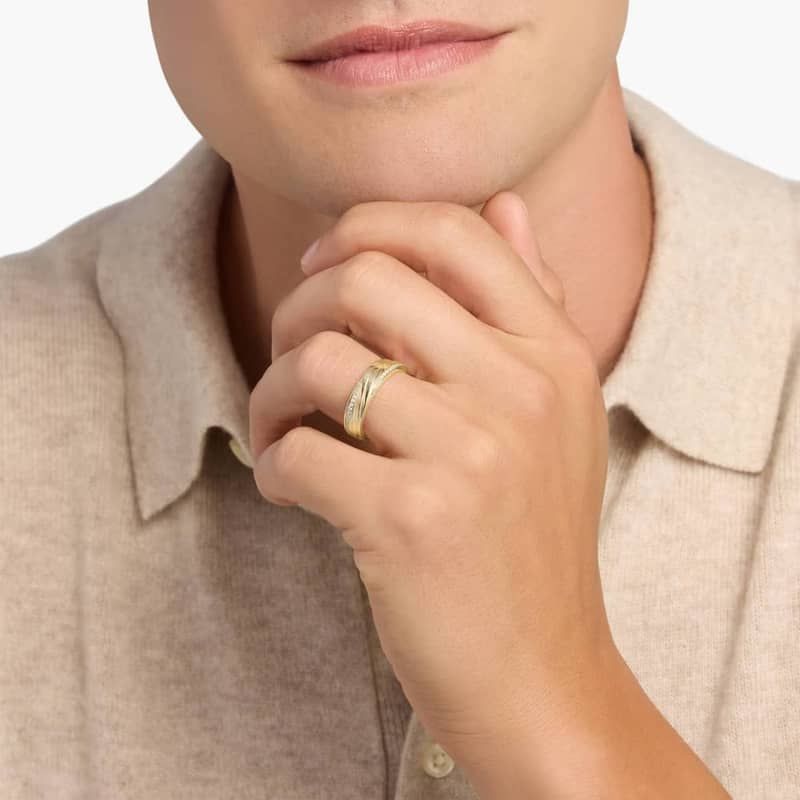 Diagonal Lined with Pavé Diamond Edge Men's Wedding Ring in 14k Yellow Gold (1/8 ct. tw.)