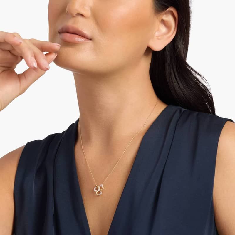 Heart Petal Diamond Flower Necklace in 14K Yellow Gold (1/4 Ct. Tw.)