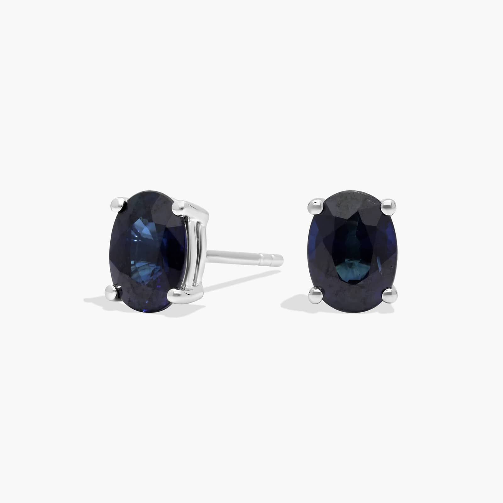 Oval Sapphire Stud Earrings in 18k White Gold (7x5mm)