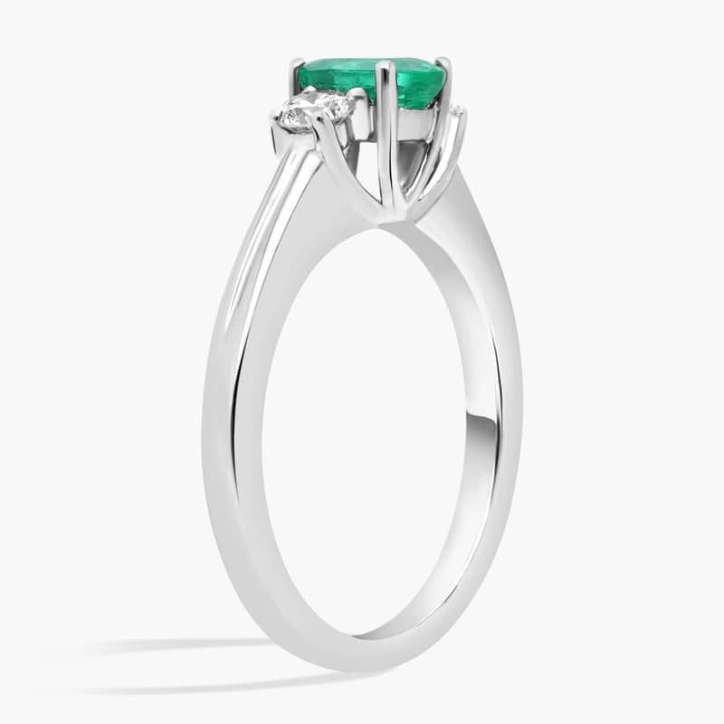 Emerald and Diamond Ring in 18k White Gold (7x5mm)