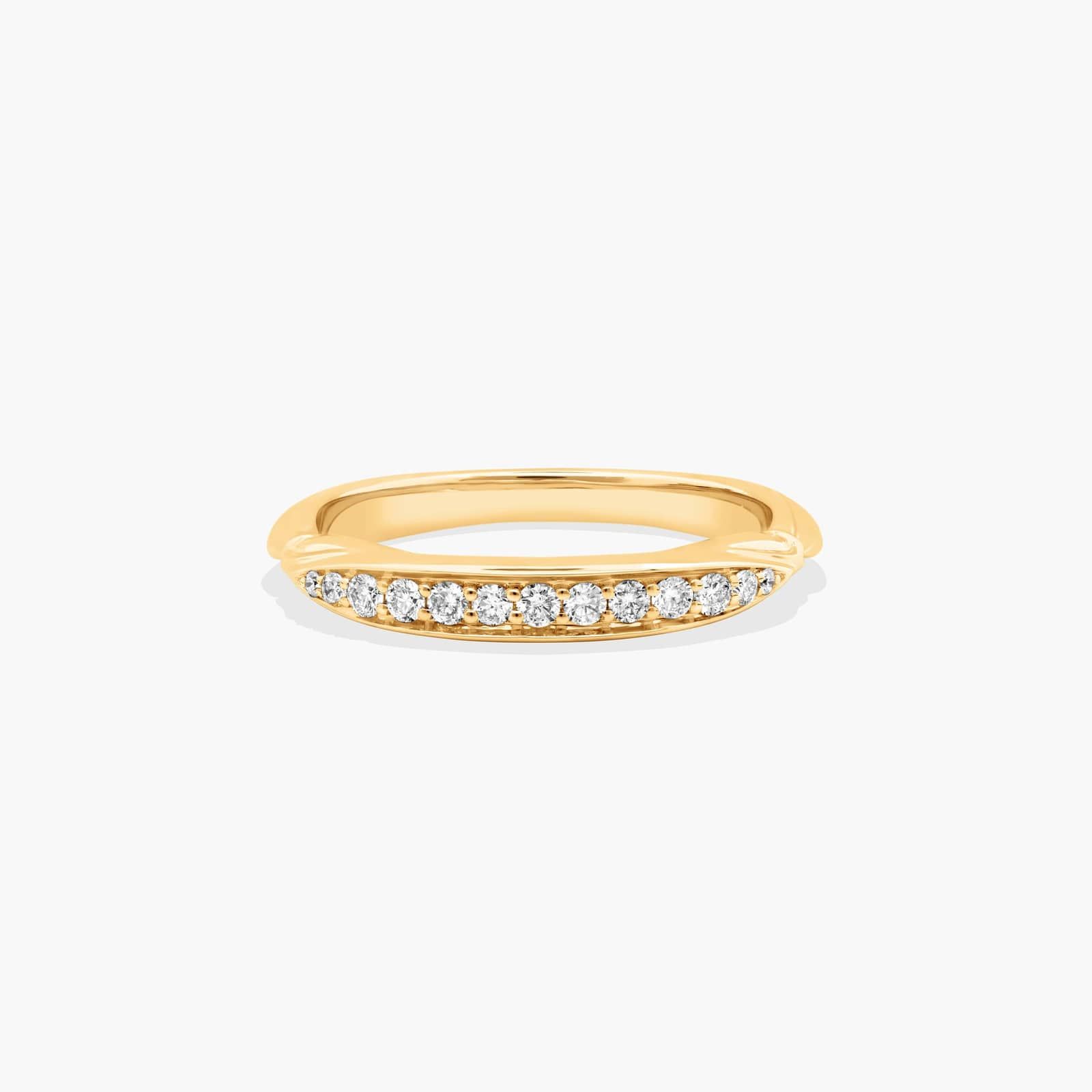 Single Row Graduate Shank Wedding Ring In 18K Yellow Gold (2.50mm)
