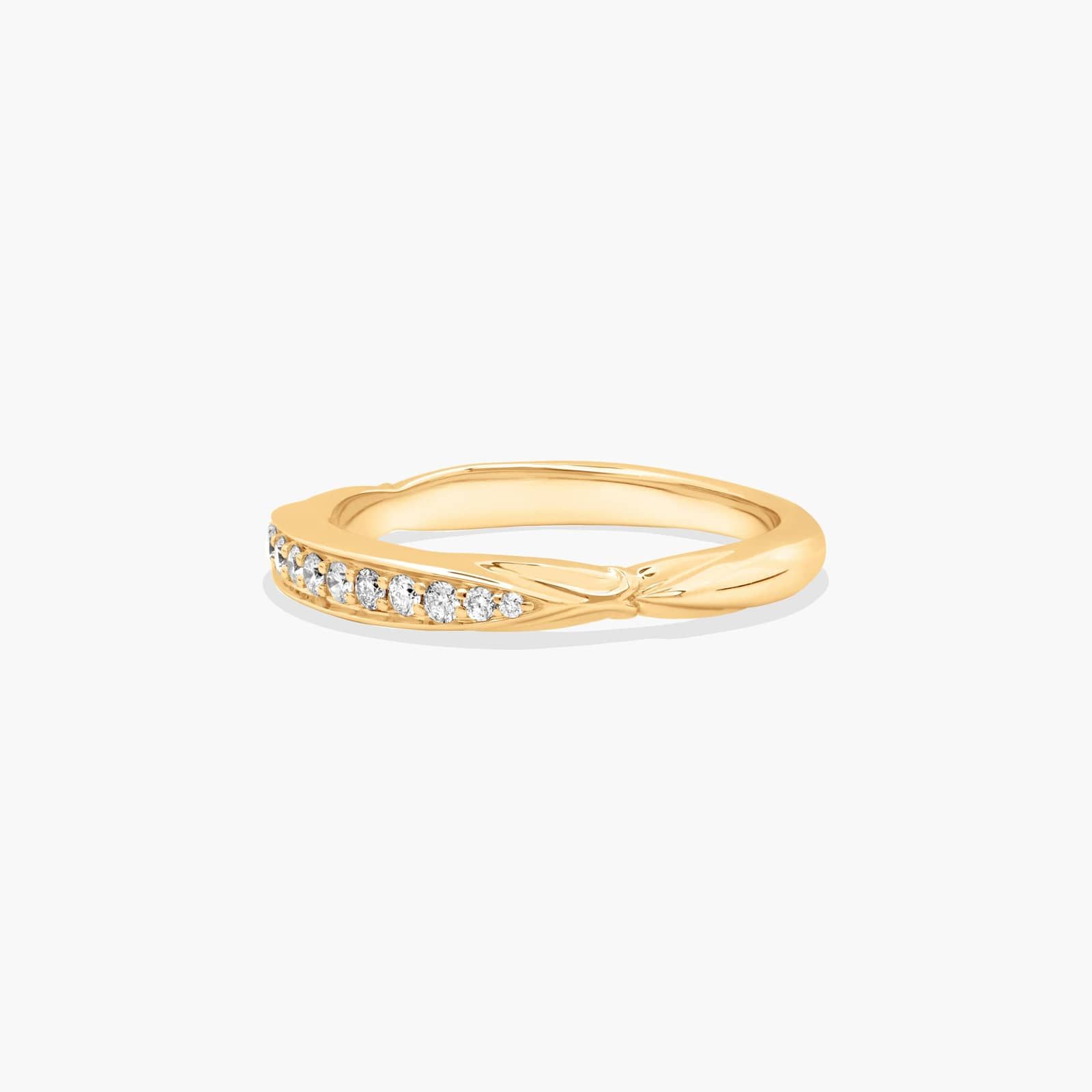 Single Row Graduate Shank Wedding Ring In 18K Yellow Gold (2.50mm)