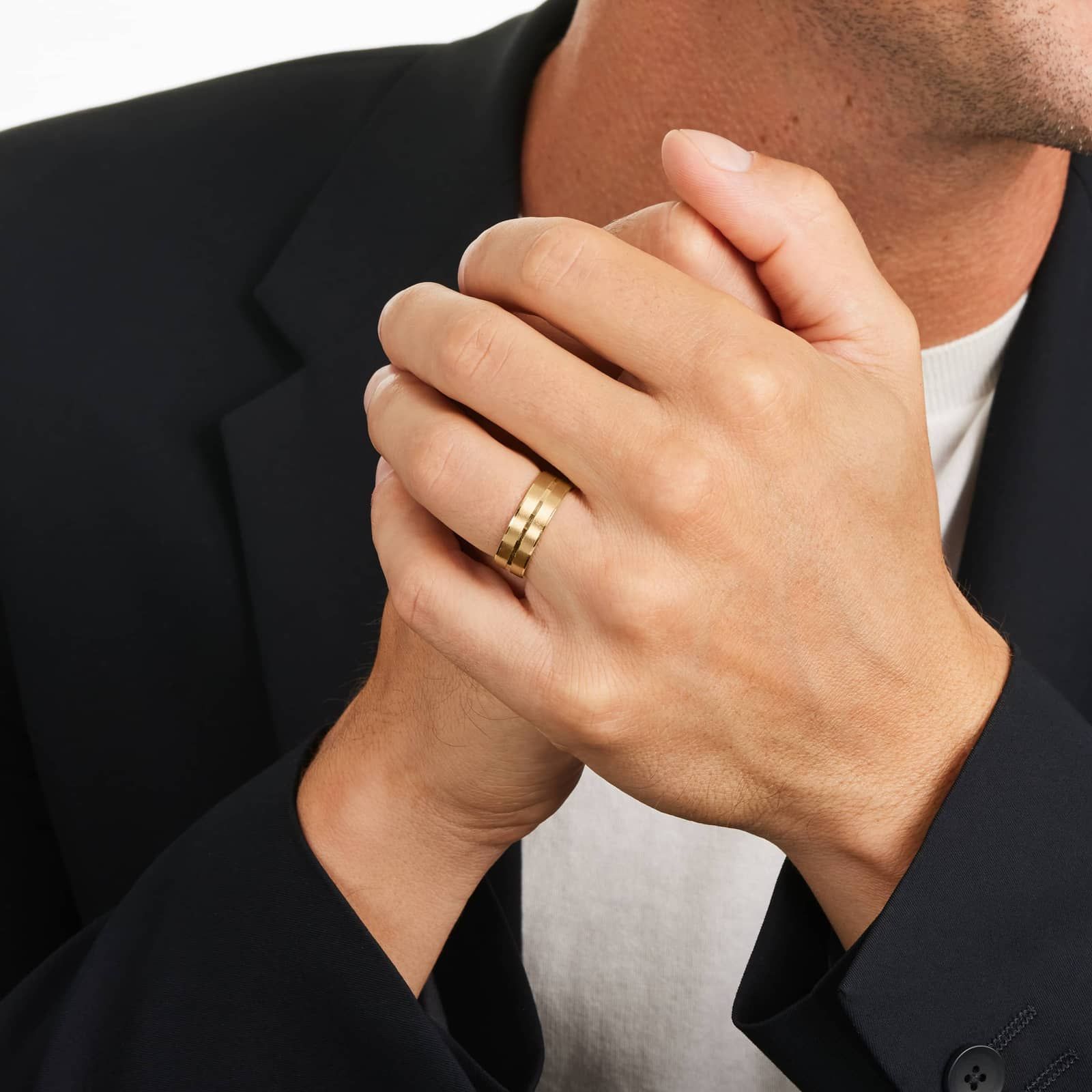 Faceted Center Groove Satin Finish Men's Wedding Band In 18K Yellow Gold (7.00mm)
