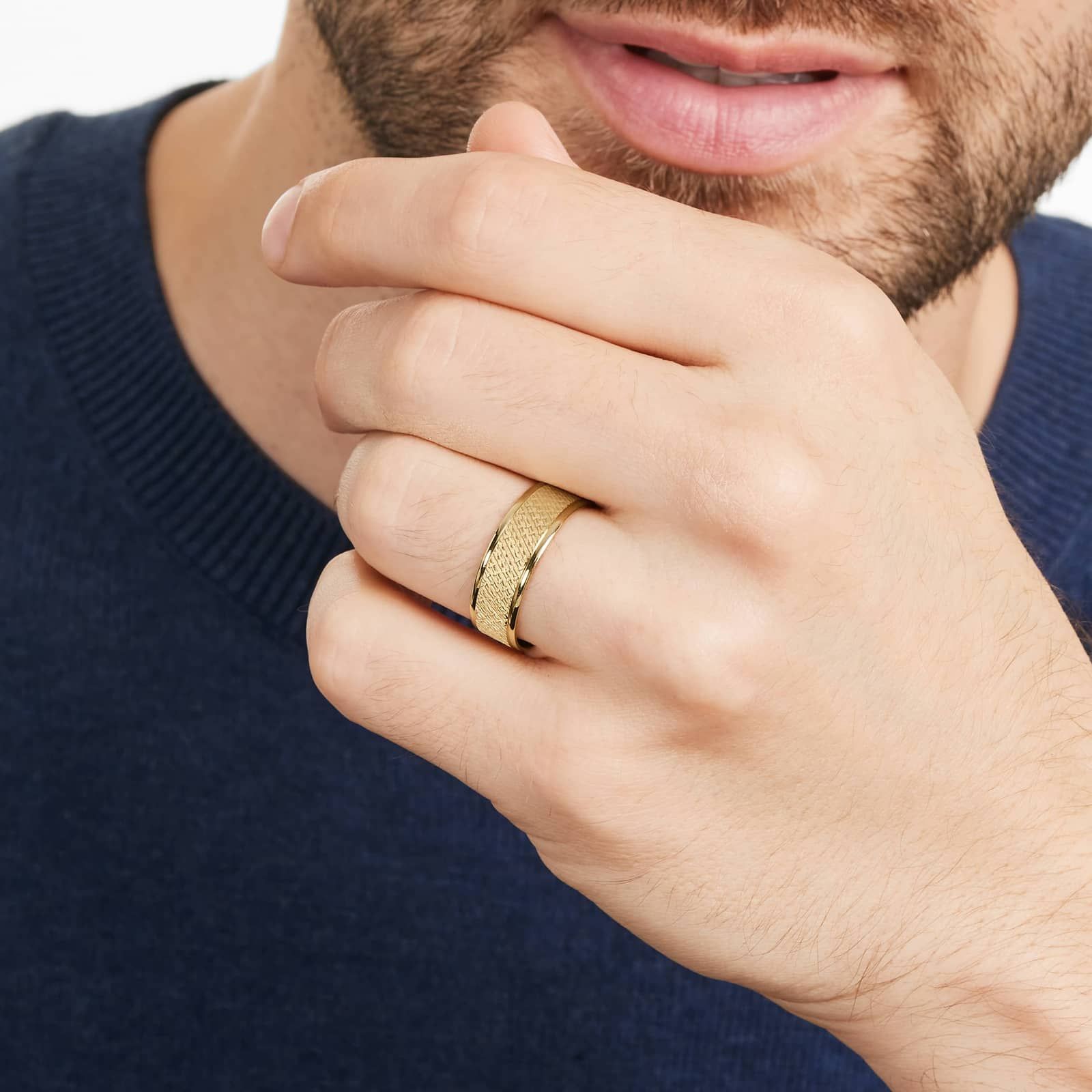 Cross Hatch Design Men's Wedding Band In 18K Yellow Gold (7.00mm)