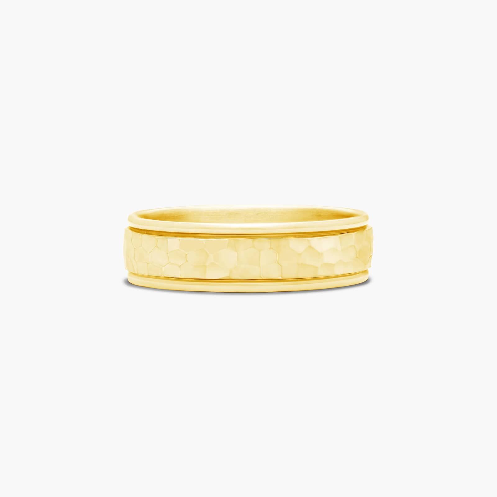 Comfort Fit High Polish Hammered Men's Wedding Band In 18K Yellow Gold (6.50mm)