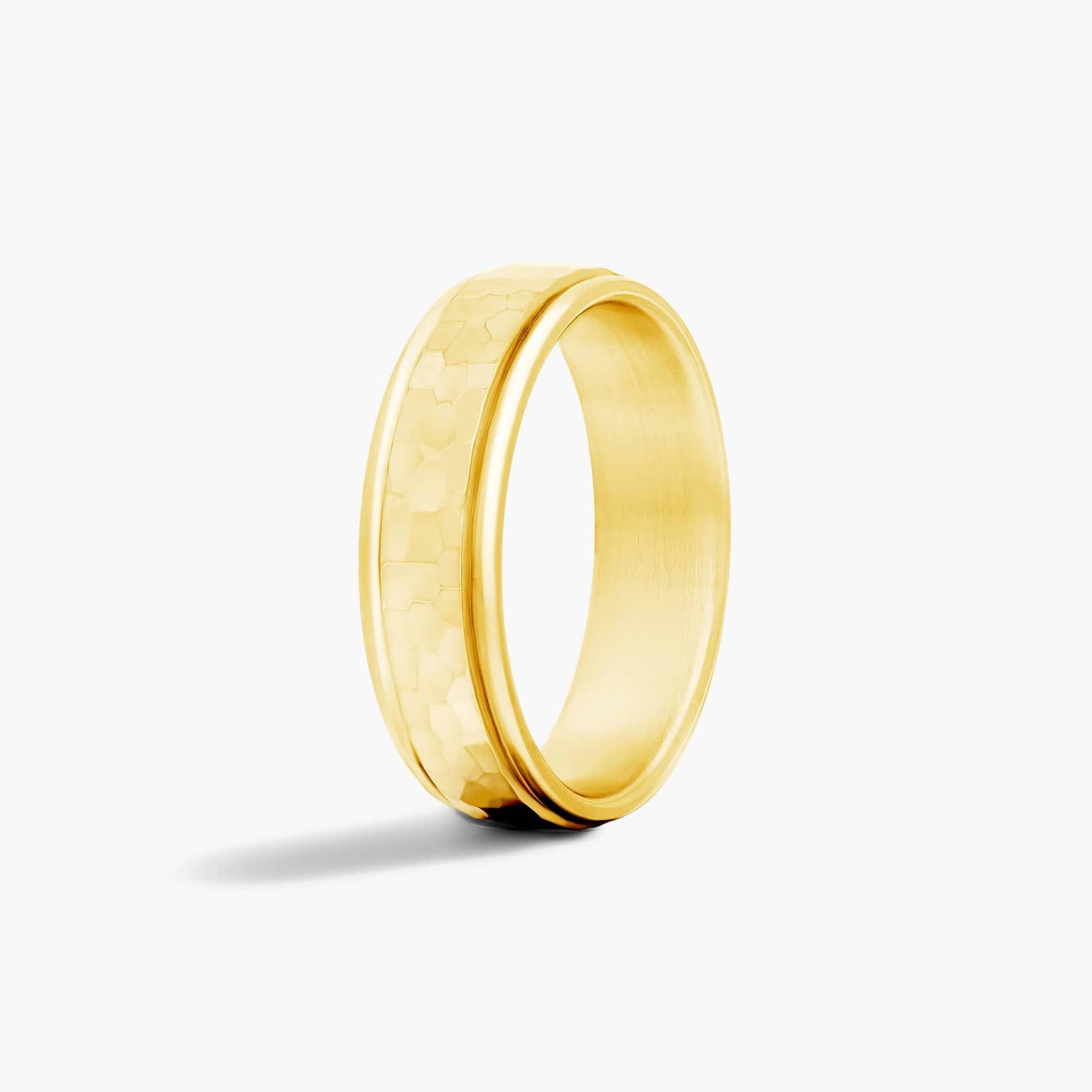 Comfort Fit High Polish Hammered Men's Wedding Band In 18K Yellow Gold (6.50mm)